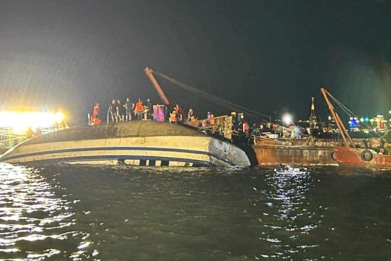 Un băiat de 10 ani reușește să supraviețuiască după naufragiul unui vas turistic în Vietnam / Cel puțin 37 de decese confirmate