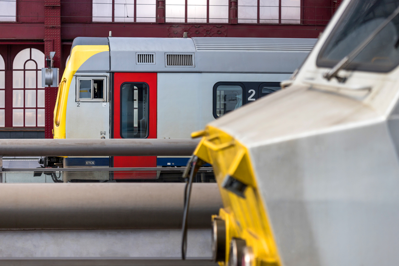 Un controlor de tren va fi cercetat de justiția belgiană după ce a salutat un călător cu „bonjour”