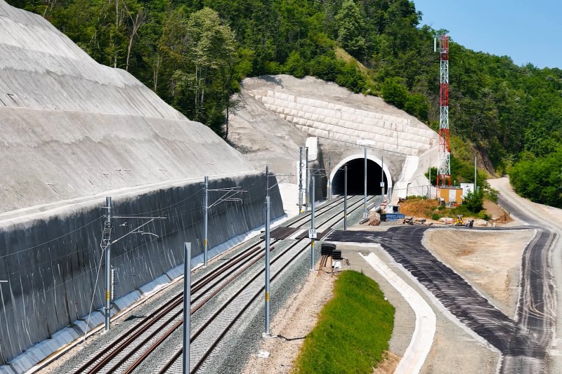 Un nou tunel feroviar se inaugurează joi în vestul țării, după aproape un deceniu de lucrări