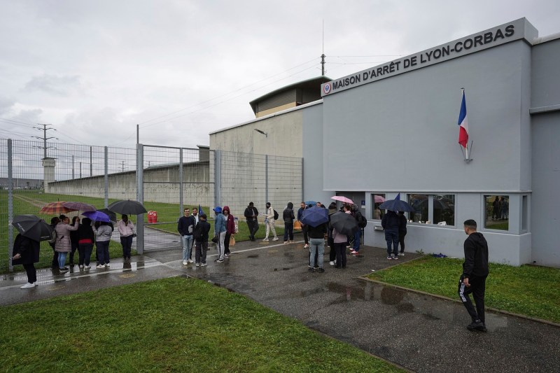 Un tânăr a fugit din penitenciar ascunzându-se în geanta colegului de celulă eliberat