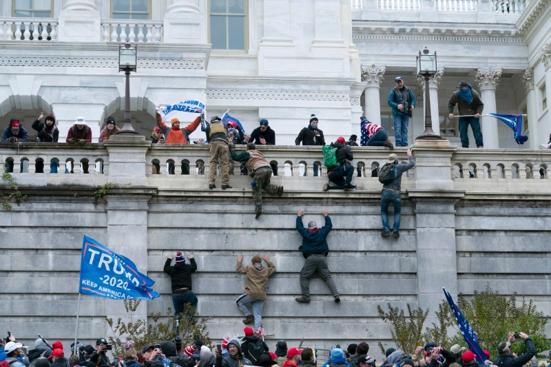 Un veteran al Marinei SUA refuză grațierea oferită de Trump după asaltul de la Capitoliu: „Merit să fiu în închisoare, la fel și el”