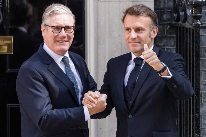 „Unul intră, altul iese”: Starmer și Macron se pregătesc să dezvăluie un nou program de migrație