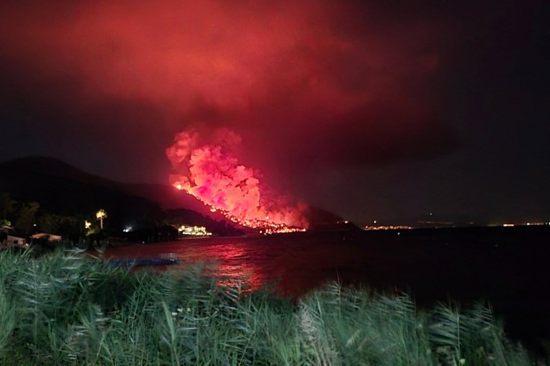 URGENT Incendiu devastator pe insula Thassos, populară printre turiștii români – VIDEO