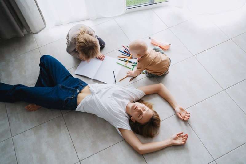 Vacanța copiilor, provocarea părinților. Burnout-ul estival sau motivele pentru care adulții se simt copleșiți în timpul verii