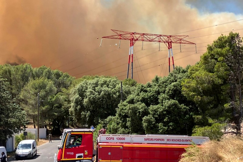 VIDEO Aeroportul din Marsilia, închis din cauza incendiilor de vegetație. Localnicii, sfătuiți să evite „toate activitățile în aer liber”