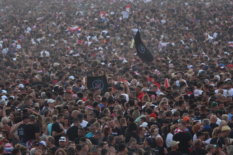 VIDEO: Artistul naționalist croat controversat care a adunat o mulțime de fani la un concert în Zagreb. Cântărețul este interzis în numeroase țări europene