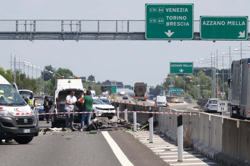 VIDEO Avion prăbușit pe o autostradă în Brescia, printre vehicule aflate în trafic