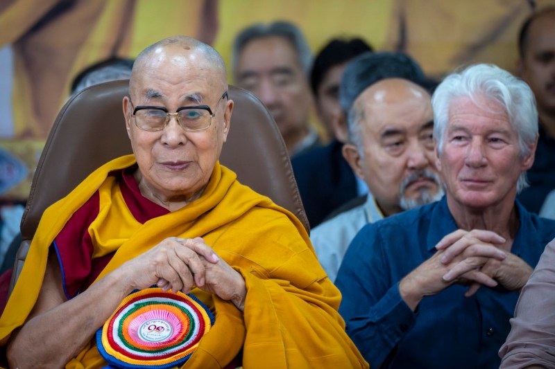 VIDEO: Dalai Lama împlinește 90 de ani, mii de susținători se adună în casa sa din exil, inclusiv un cunoscut actor american