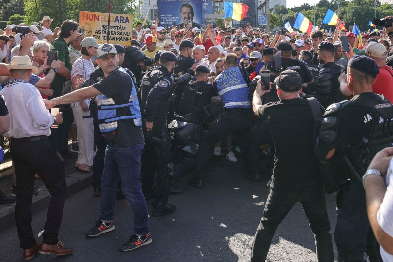 VIDEO: Dezinformare cu un jandarm care pare să fi călcat tricolorul. Jandarmeria clarifică: „A ridicat drapelul după o busculadă”