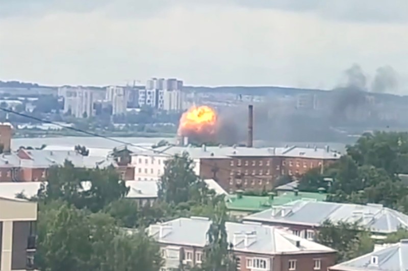 VIDEO: Dronele ucrainene au atacat o uzină din 'capitala armamentului Rusiei', situată la 1.300 kilometri de front, anunță SBU