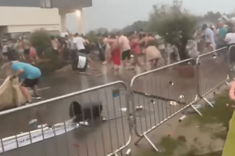 VIDEO: Furtună puternică oprește concertul Radio Zu din Timișoara; prăbușirea unei părți din scenă duce la rănirea mai multor persoane