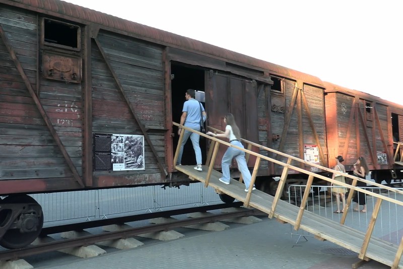 VIDEO Imagini șocante pentru nostalgici: cum reacționează tinerii și adulții la vederea vagoanelor de deportați care le-au dus bunicii în Siberia
