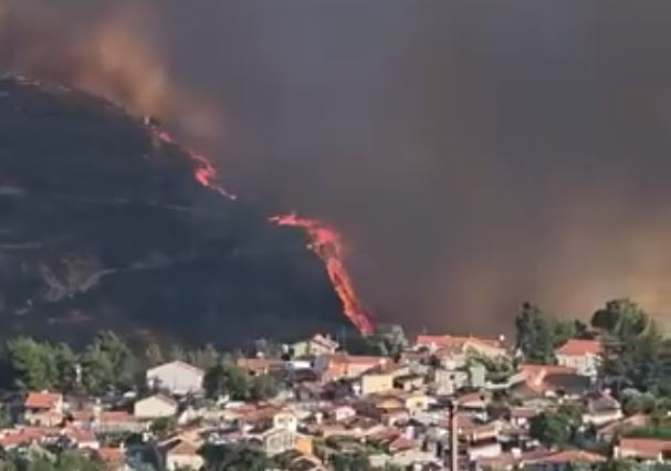 VIDEO „Incendiul de amploare devastează. Toate resursele sunt angajate”. O altă insulă europeană afectată de un val de căldură extremă cu temperaturi de 43-44 de grade Celsius.