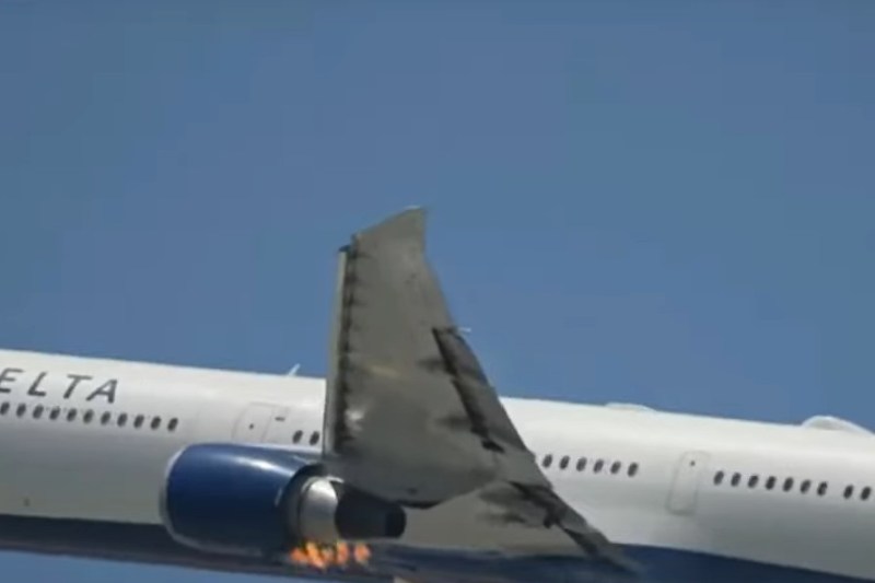 VIDEO: Incident la decolare cu un avion Boeing Delta Air Lines - Motor în flăcări
