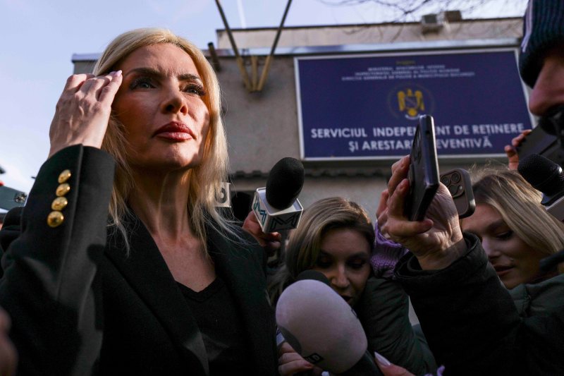 VIDEO Laura Vicol transmite un mesaj din fața Hotelului Nordis: „Veți vedea că apartamentele construite există, nu sunt doar vorbe golite / Atunci când legea îmi va permite, voi explica de ce o parte dintre ele nu sunt finalizate”