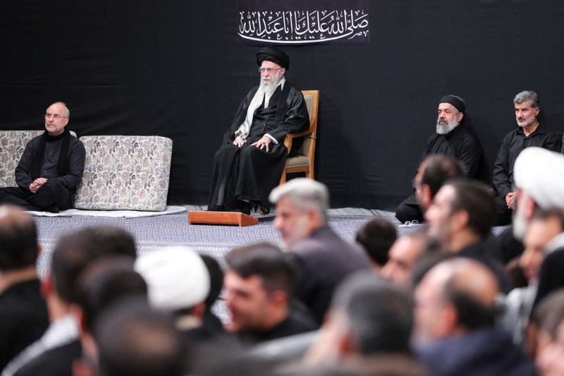 VIDEO Liderul spiritual al Iranului, Ali Khamenei, a ieșit în public pentru prima dată după confruntarea cu Israel. Reacția oamenilor.