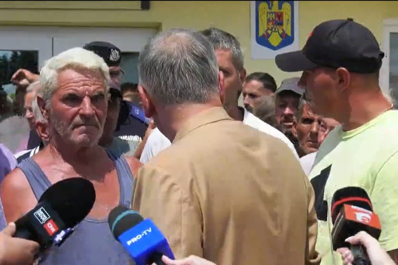 VIDEO Ministrul Agriculturii, discuții aprinse cu legumicultorii din Lungulețu. „Ce măsuri a luat Administrația Națională Apele Române pentru puțurile noastre?” / „Este apa un bun comun sau proprietatea cuiva?”