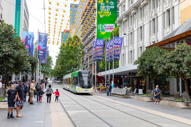 VIDEO Oameni formând un lanț pe o stradă cunoscută din Melbourne pentru a muta mii de cărți