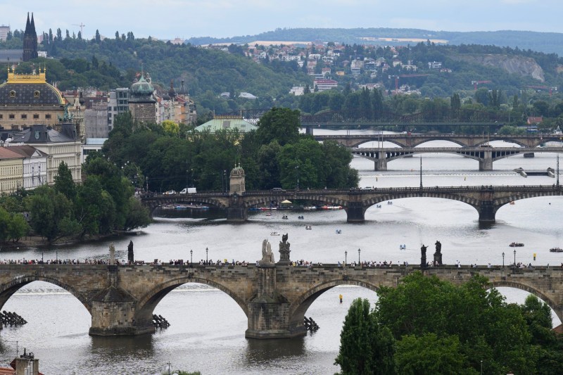 VIDEO: Praga se confruntă cu o alegere dificilă între conservarea istorică și nevoile moderne de transport: Un pod renumit ar putea fi demolat