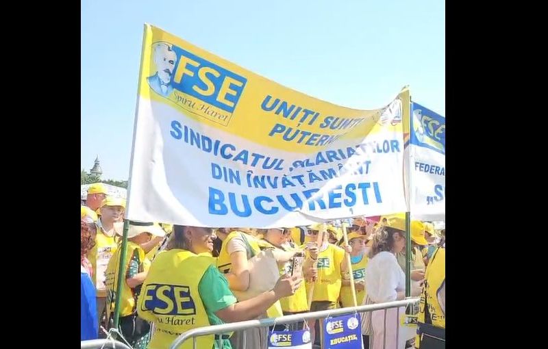 VIDEO Proteste în fața Parlamentului în ziua în care Guvernul Bolojan își asumă creșterile de taxe. Bugetarii contestă măsurile de austeritate.