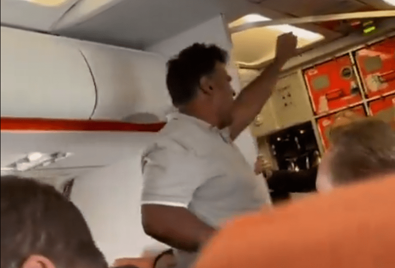 VIDEO Un individ a fost arestat în Scoția după ce a pretins că are o bombă la bordul unui avion, strigând „Moarte lui Trump”