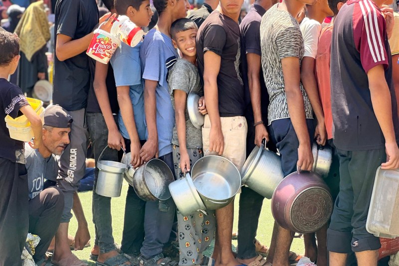 Zeci de palestinieni pier în urma focului deschis la un centru de distribuție a hranei în Gaza. „Lunetiștii au acționat ca și cum ar vâna animale”