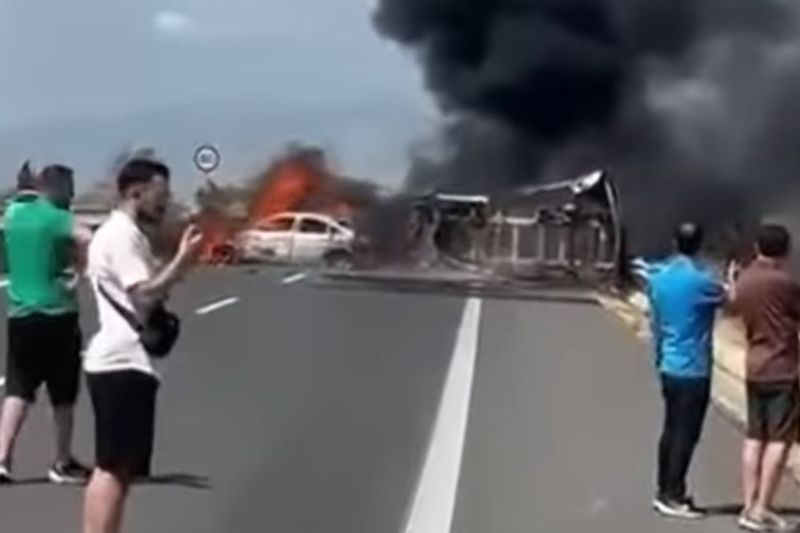 Accident grav pe o autostradă din Grecia: un camion a intrat în două autoturisme, care au fost cuprinse de flăcări, iar bilanțul indică trei decese.