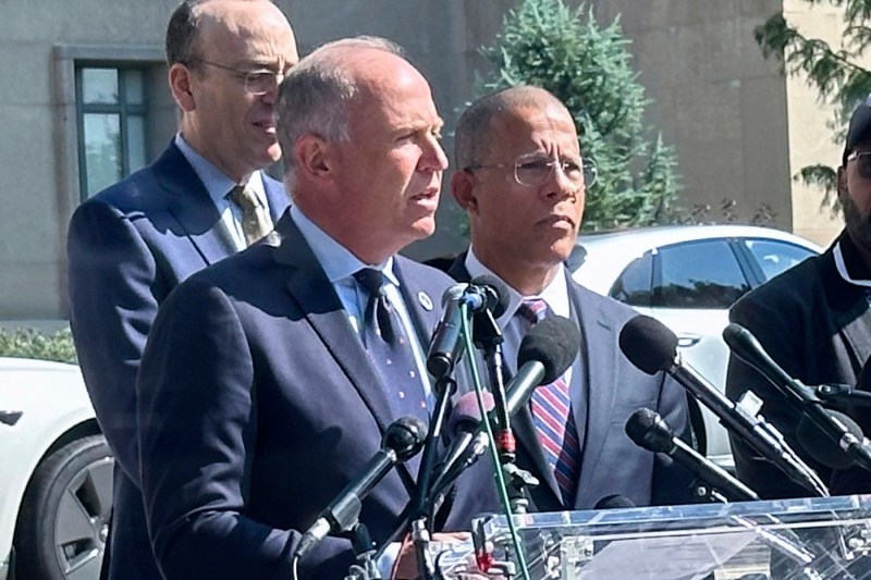 Administrația Trump, chemată în judecată pentru mutarea controversată a controlului asupra poliției din Washington, reprezintă un afront la demnitatea instituțiilor și la autonomia forțelor locale.