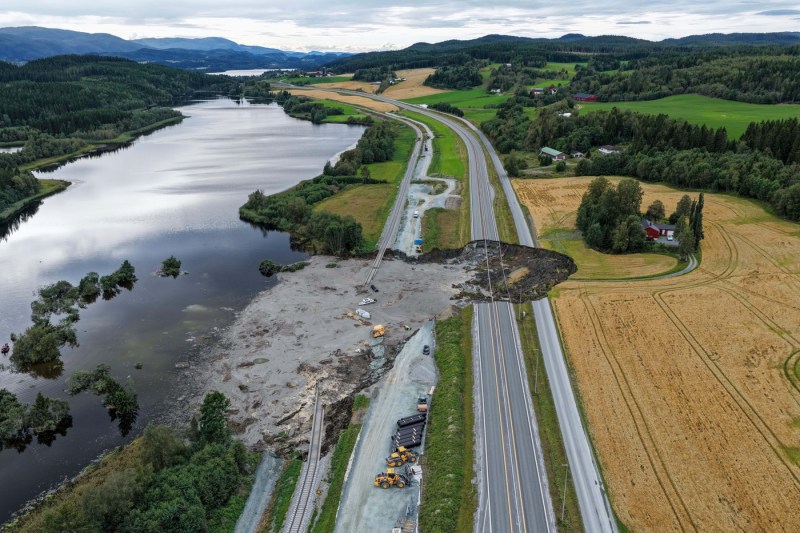 Alunecare masivă de teren în vestul Norvegiei lovește autostrada E6 și linia ferată adiacente, afectând grav infrastructura rutieră și feroviară