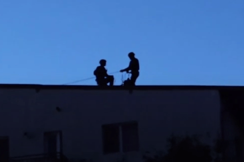 Bărbatul din Otopeni, acuzat de omorul copilului partenerei sale și baricadat în locuință, a fost reținut; află de ce intervenția autorităților a durat 13 ore.