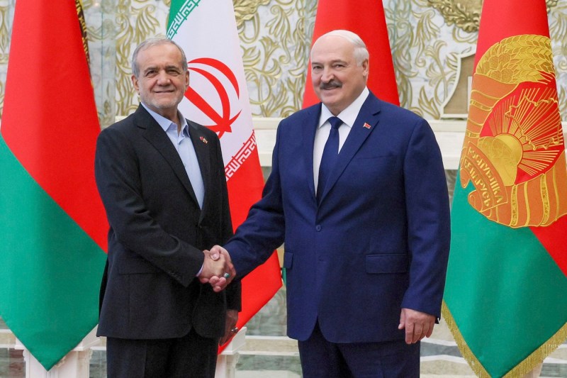 Belarus și Iran își propun o colaborare militară mai intensă și semnarea unui pact strategic, în cadrul vizitei lui Pezeshkian la Minsk.