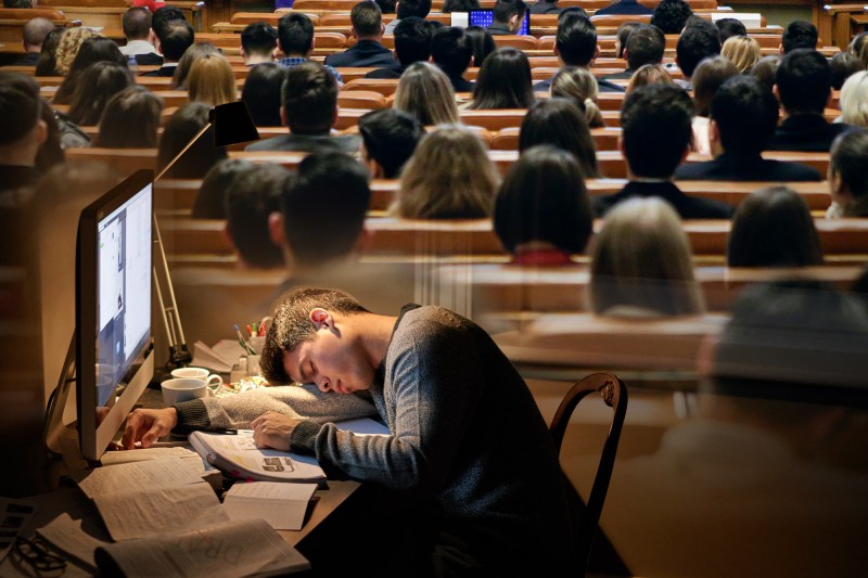 Cadre didactice și studenți străini: rezidența fiscală în România poate presupune aproape un an de așteptare, condiție esențială pentru deschiderea unui cont bancar.