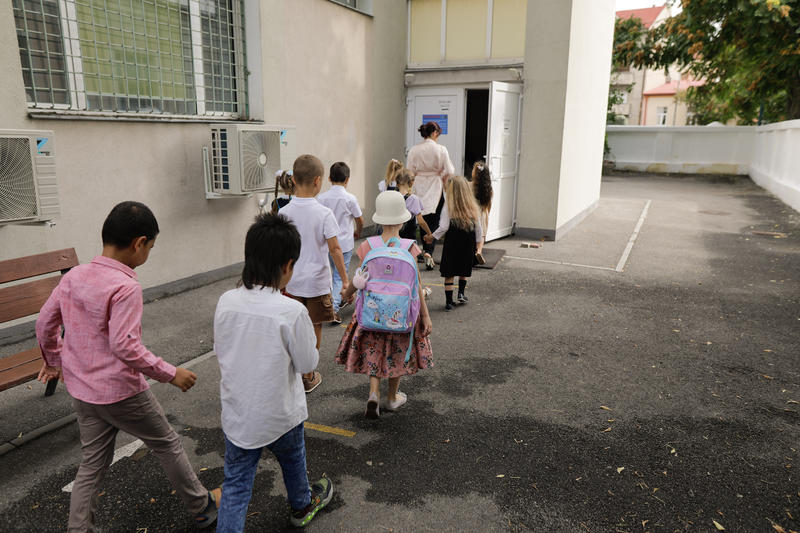 Cadrele didactice sunt constrânse de noile reguli ale Ministerului Educației să predea discipline pe care nu le-au predat până acum, iar întrebarea rămâne: «Oare elevii nu merită să beneficieze de informații de la un specialist calificat?»