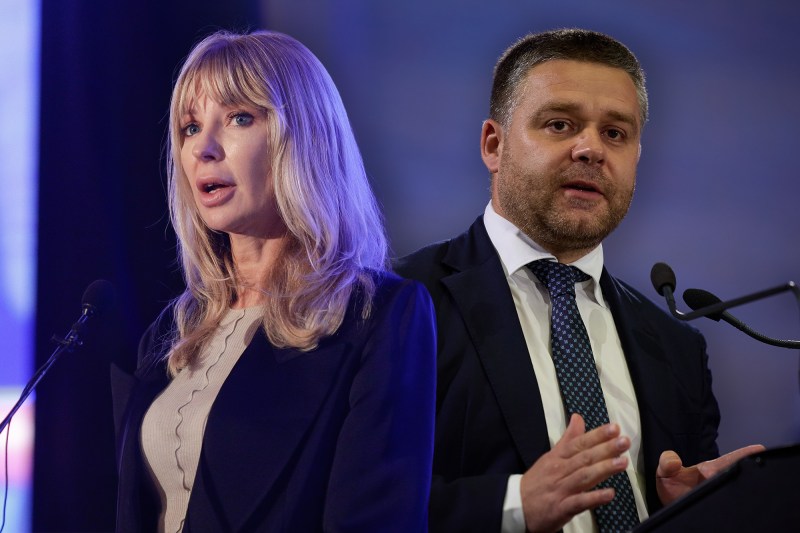 Când doi membri ai Coaliției se contrazic pe Facebook, intervenția unui profesor clarifică perspectivele