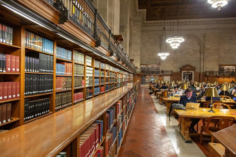 Cartea este restituită după 82 de ani bibliotecii care o împrumutase, însoțită de un mesaj prin care se precizează că nu va exista nicio taxă de întârziere.