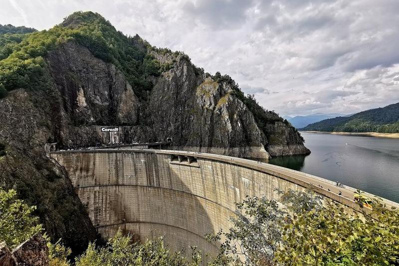 Ce reprezintă, în realitate, așa-numitele ruine de pe fundul barajului Vidraru