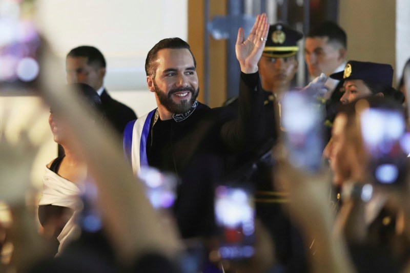 „Cel mai carismatic lider cu ambiții nelimitate” acum poate candida pe termen nelimitat: „Astăzi, democrația a fost compromisă”
