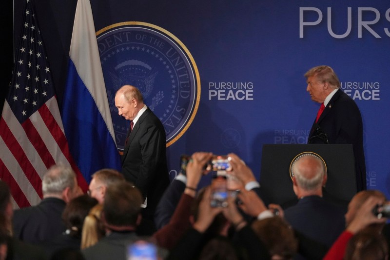 Cererea decisivă a lui Putin la reuniunea de la Alaska și comunicarea imediată adresată lui Zelenski prin intermediul lui Trump aprind temeri majore pentru Ucraina și pentru întreaga Europă.