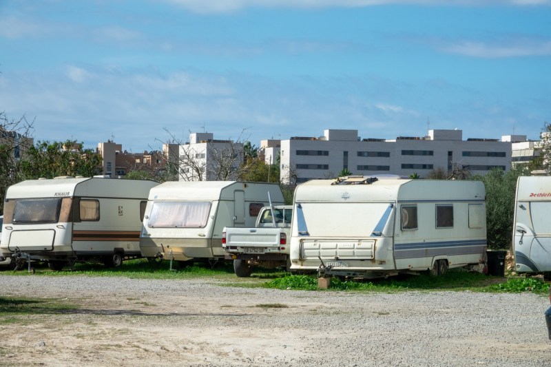 Chiriile din Ibiza au atins niveluri record, astfel încât rulotele și corturile din taberele improvizate sunt văzute drept soluții de locuit de către localnici.