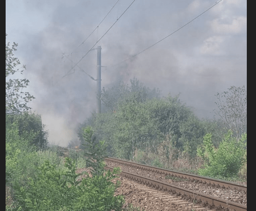 Circulația feroviară între Medgidia și Mircea Vodă a fost oprită în urma unui incendiu de vegetație.