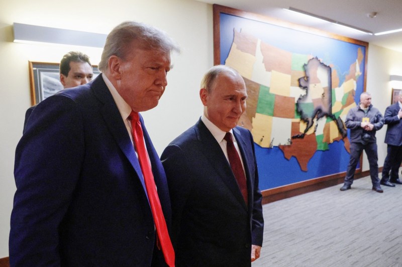 Concluziile întâlnirii dintre Donald Trump și Vladimir Putin au fost comentate de Medvedev, Alexandr Dughin și alte voci influente din spațiul public rus. Trump a plecat spre Alaska pentru a-l întâmpina pe liderul rus, în oglinda retoricii oficiale.