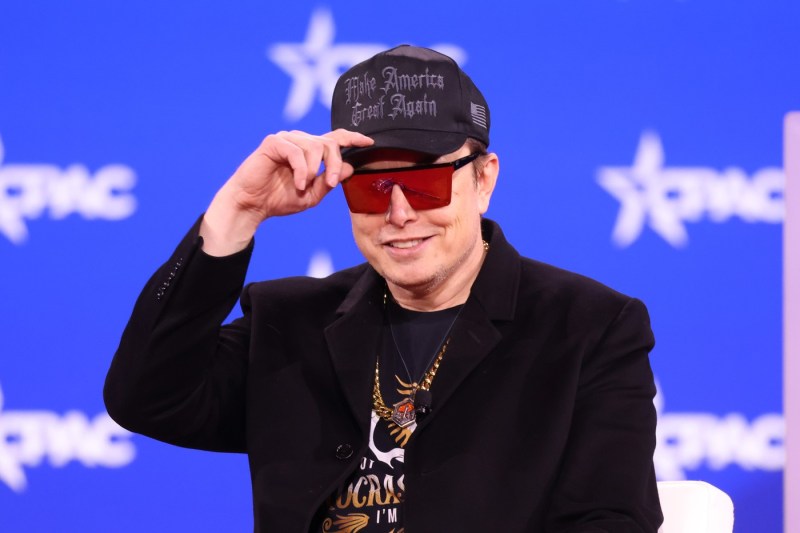 Contribuțiile politice substanțiale ale lui Elon Musk către aliații republicani și anunțul privind un nou partid