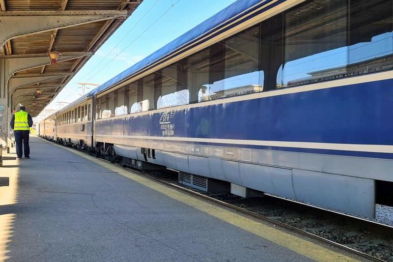 Costurile călătoriilor cu trenul cresc de astăzi. Românii vor plăti mai mult din cauza majorării TVA