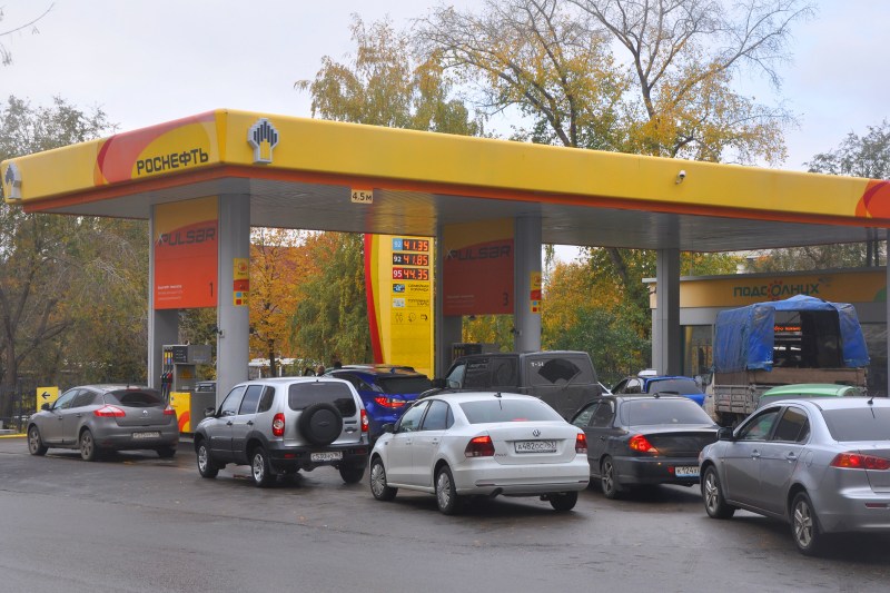 CRIZĂ DE BENZINĂ ÎN RUSIA: Atacurile asupra rafinăriilor declanșează penurie, iar șoferii se confruntă cu cozi lungi la pompe.