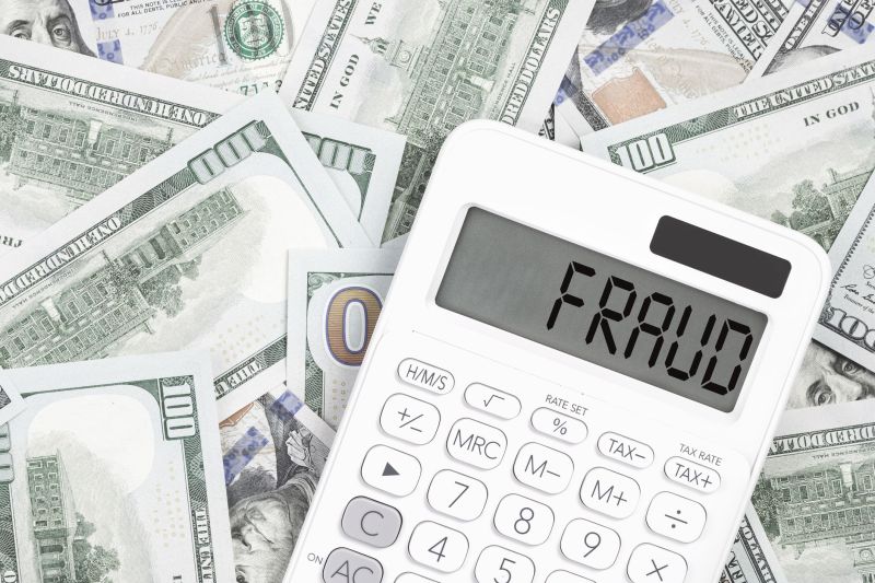 Cum a reușit o angajată a unei școli să obțină 17 credite în numele altora? O organizație CAR, penalizată pentru neglijență în verificarea datelor