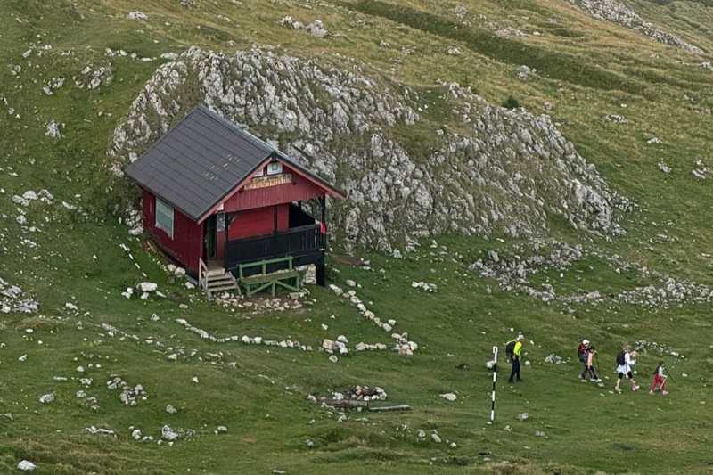 Cursă contracronometru pentru a salva un refugiu montan amenințat de iarna iminentă