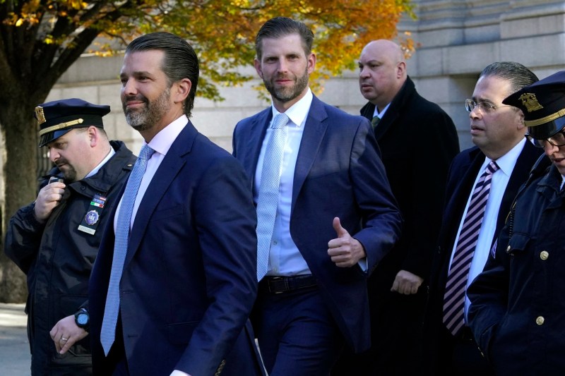 Curtea de apel a anulat o amendă de 500 de milioane de dolari aplicată lui Donald Trump și afacerilor sale într-un dosar de fraudă, deschizând un nou capitol în cazul lor. Eric Trump a descris hotărârea ca fiind cea mai importantă victorie de până acum.