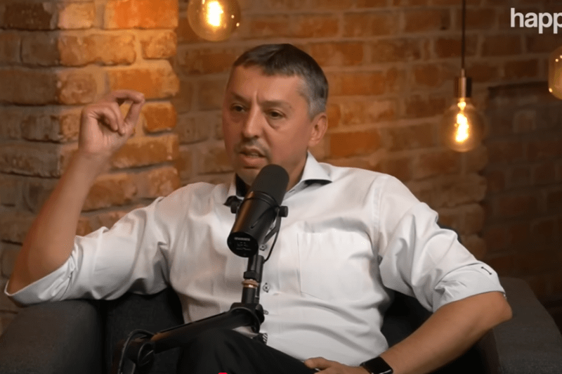 Daniel David recomandă ca studenții nemulțumiți de reducerile burselor să ia în calcul o muncă pe termen scurt în paralel cu studiile, iar ministrul rememorează sprijinul părinților pe parcursul facultății.