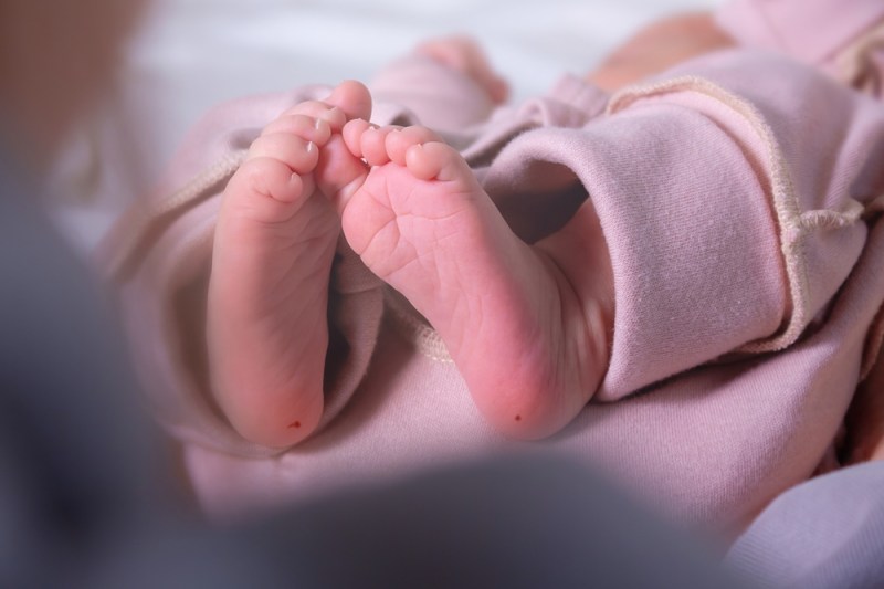 De ce contează screeningul metabolic în primii ani de viață: testul din călcâi care poate identifica peste 20 de afecțiuni tratabile din zilele inițiale