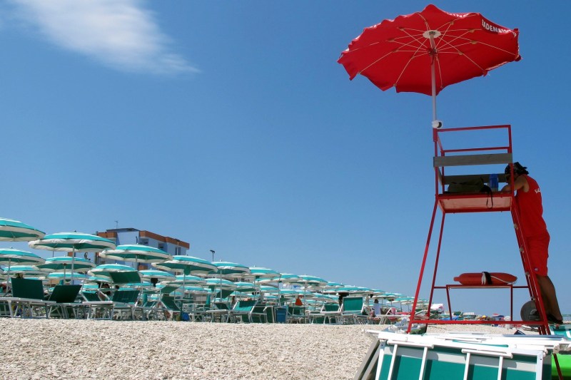 De ce plajele din Italia sunt goale în sezonul estival: „Reducerea prețurilor ar putea schimba situația”. Cât costă să închiriezi două șezlonguri și o umbrelă